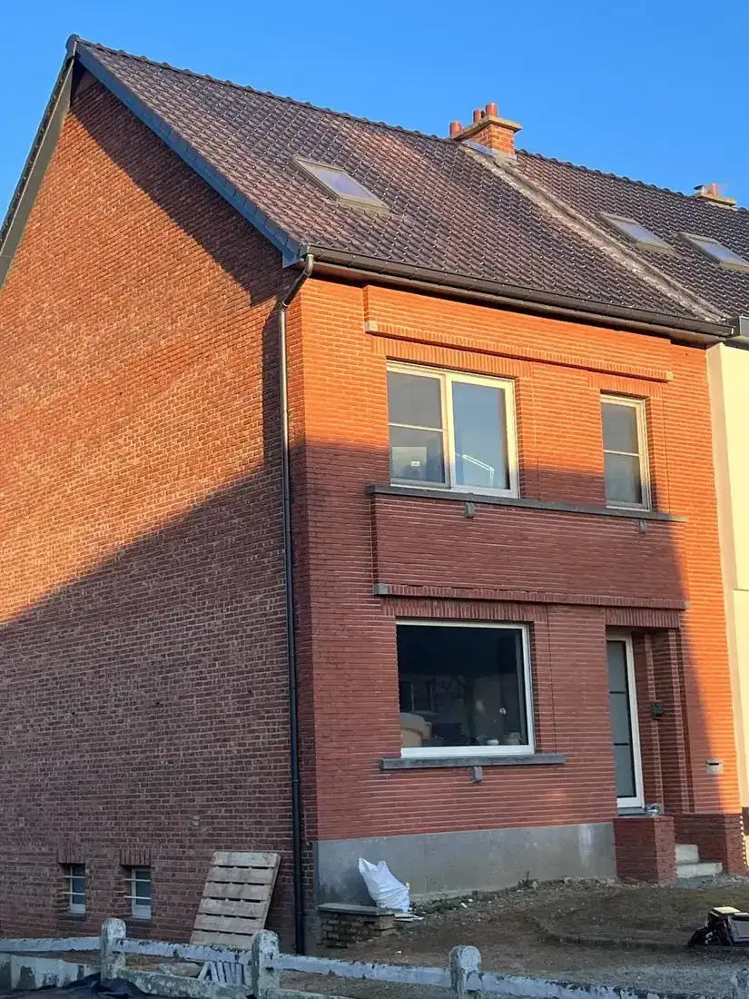 Warme baksteengevel van een gerenoveerde rijwoning in Lubbeek