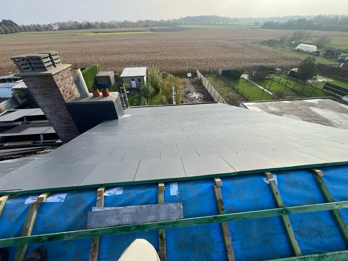 Plaatsing van sarking-dakisolatie tijdens een dakrenovatie in Bierbeek