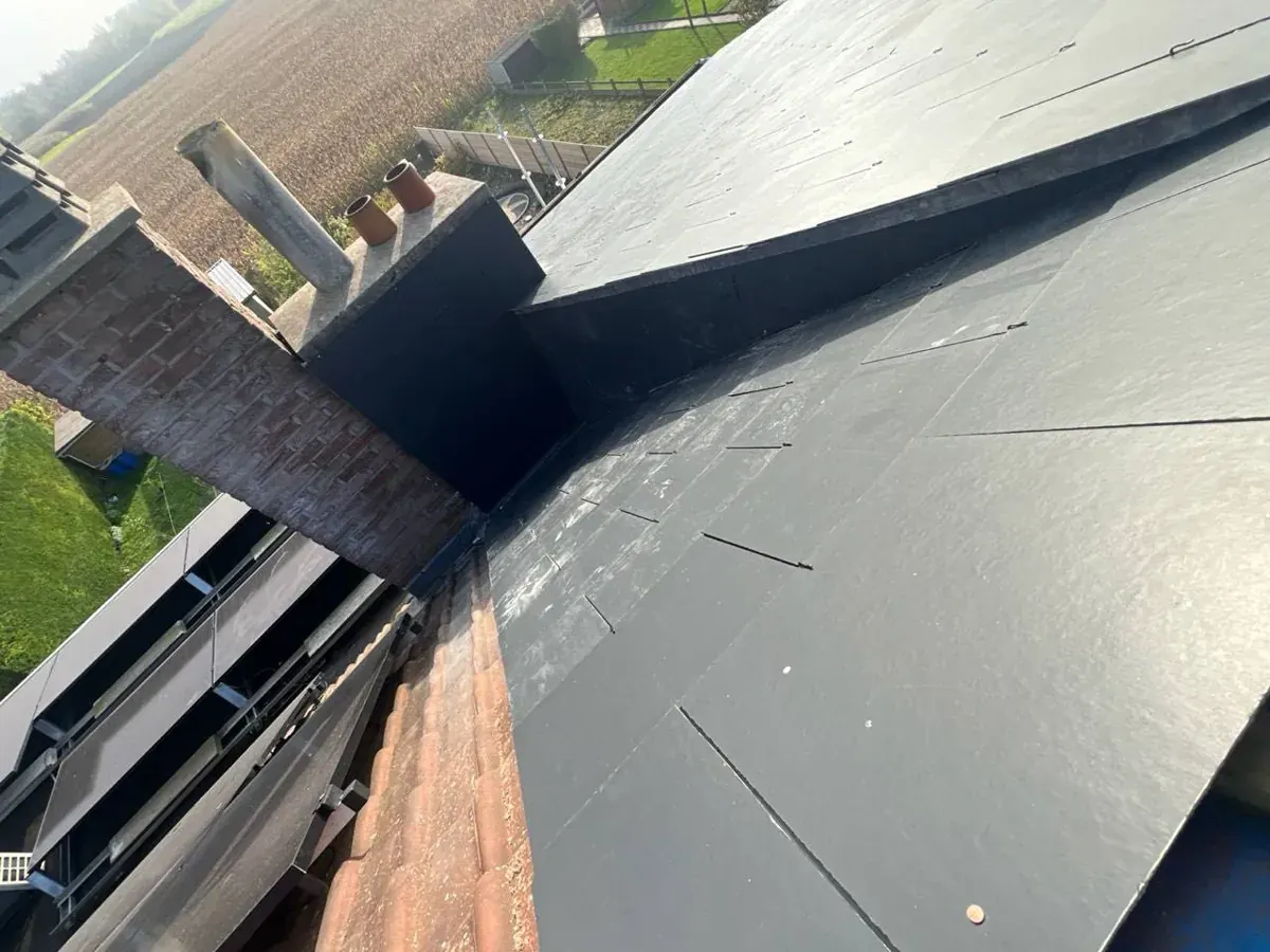 Sarking-isolatieplaten op een hellend dak tijdens een renovatie in Bierbeek