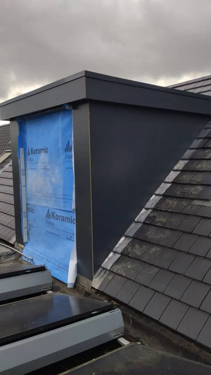 Dakkapel met strakke donkere bekleding tijdens een dakrenovatie in Kortenberg