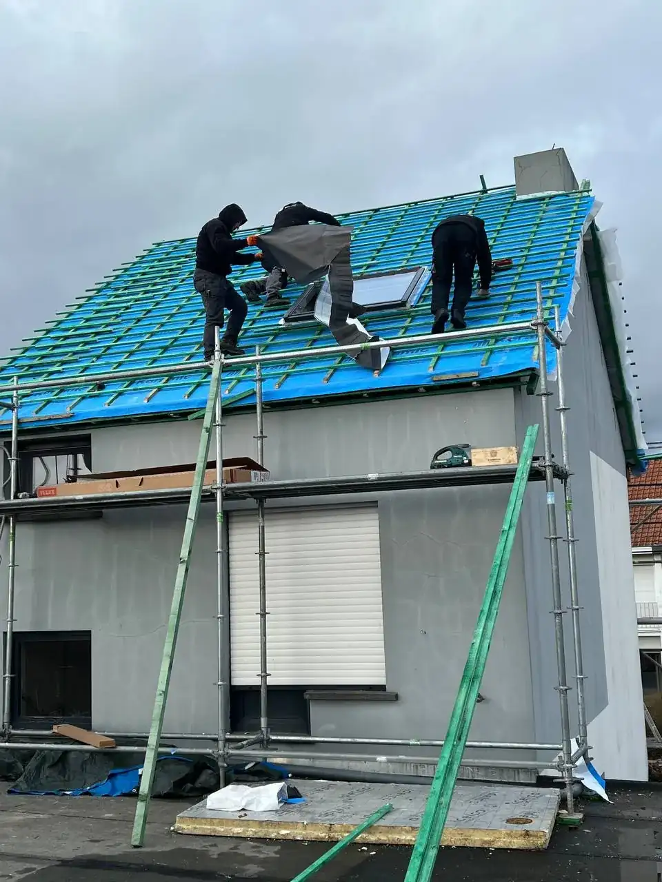 Onze dakdekkers plaatsen een nieuw dakraam tijdens een dakrenovatie in Werchter