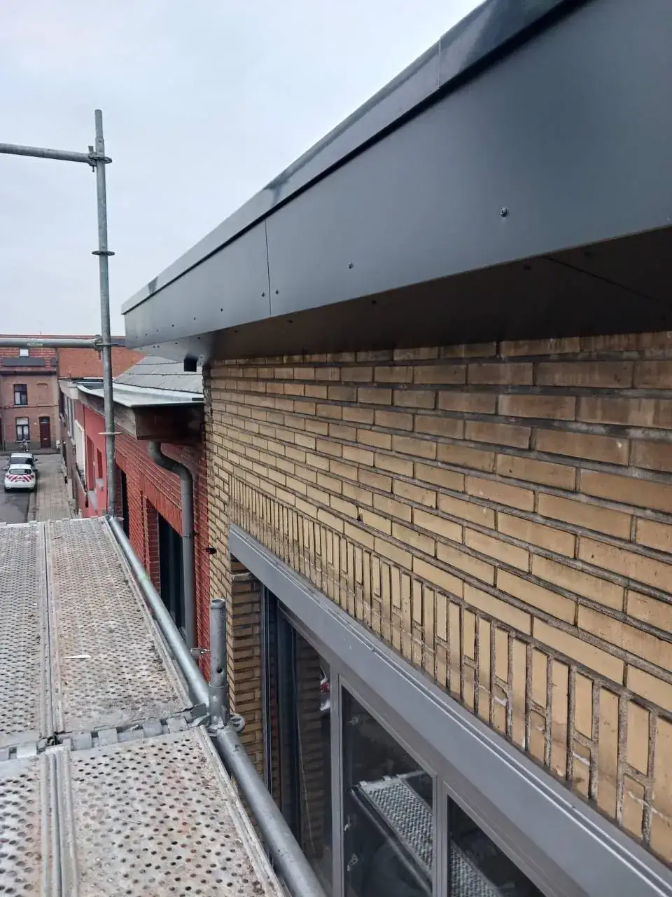 Dakrand en goot strak bekleed in antracietkleurig aluminium