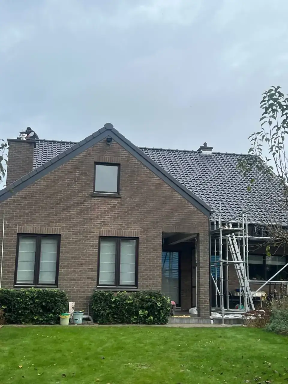 Woning in Begijnendijk met volledig vernieuwd antracieten pannendak, recente werf van MSM