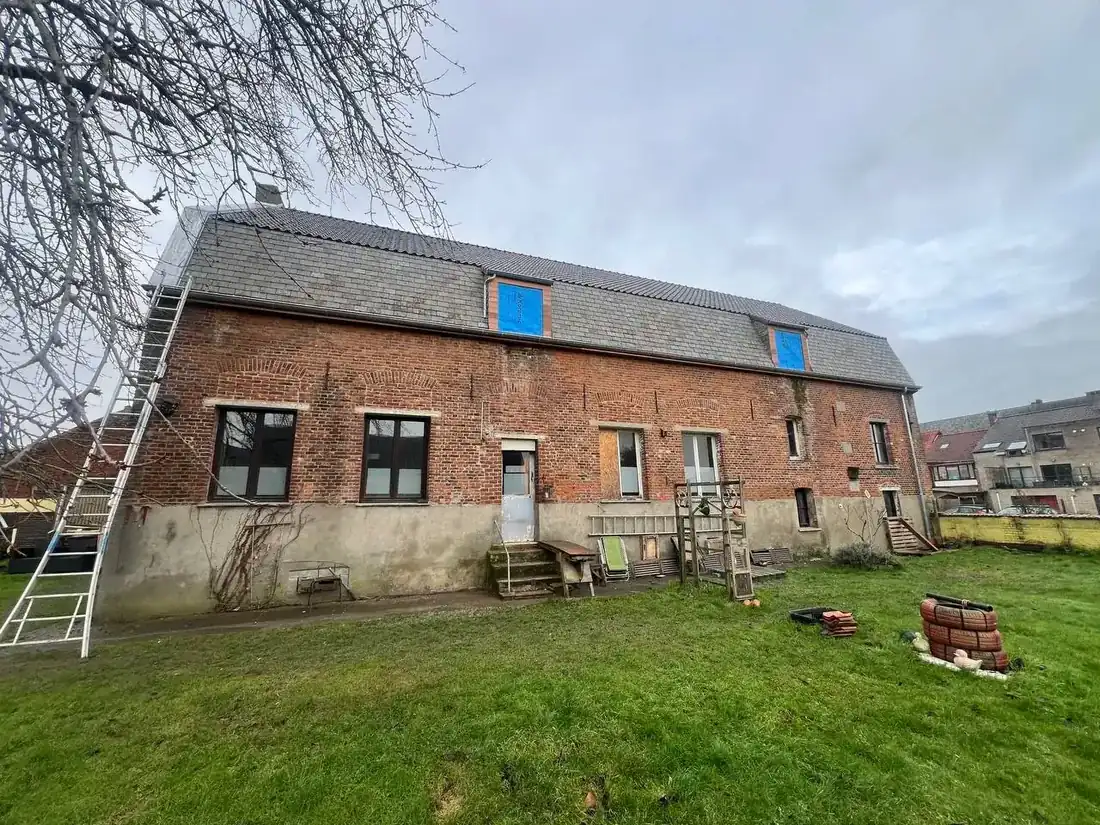 Hoeve in Holsbeek met volledig vernieuwd leiendak tijdens de renovatie