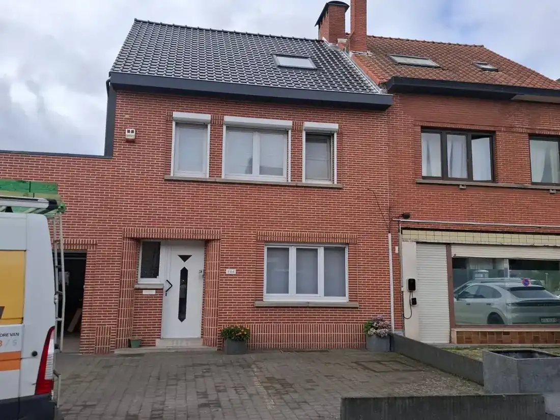 Vernieuwd pannendak met dakraam op een rijwoning in Wilsele
