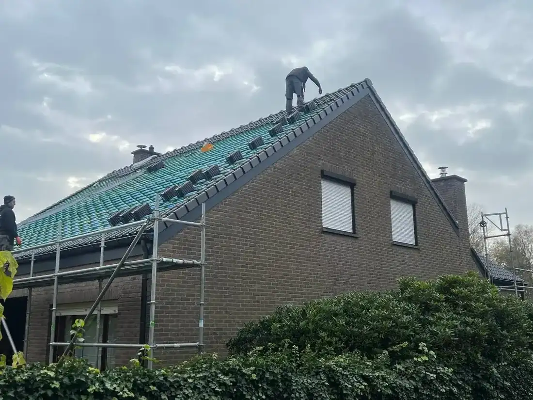 Dakdekker van MSM Group vernieuwt een hellend pannendak in Diest