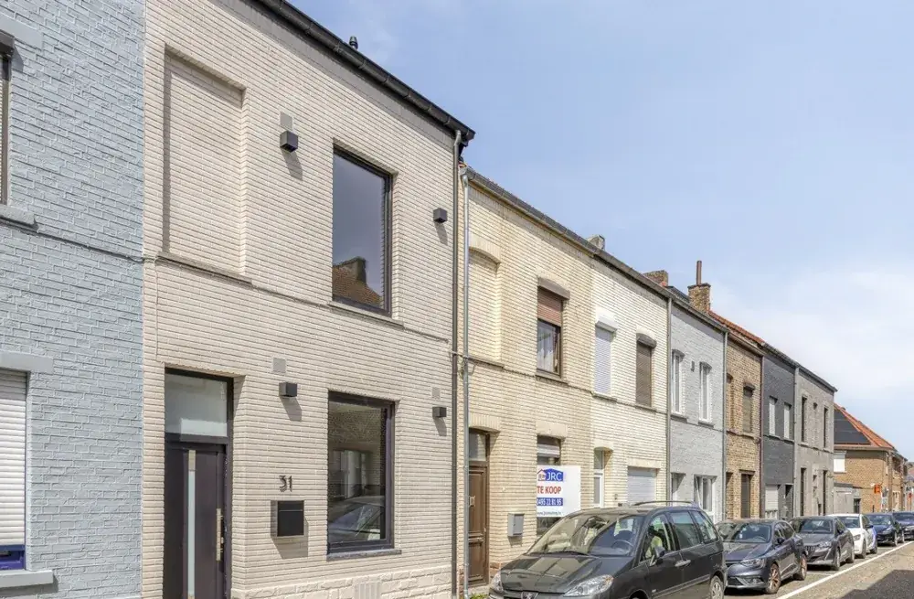 Volledig gerenoveerde gevel van een rijwoning in Tienen