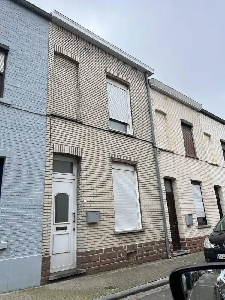 Gevel voor de renovatie: gedateerde voorgevel van een rijwoning in Tienen