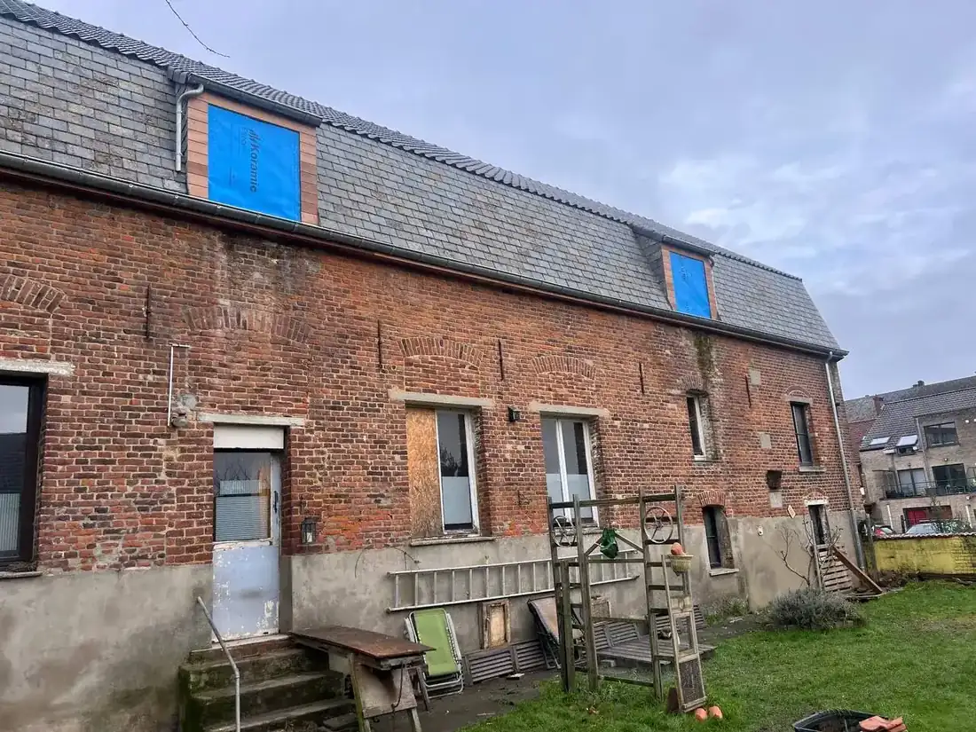 Hoeve in Holsbeek waar de oude dakbedekking volledig vernieuwd wordt