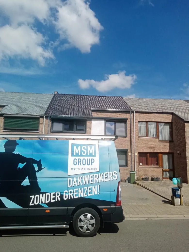 De bedrijfswagen van MSM Group bij een dakwerf in Lovenjoel